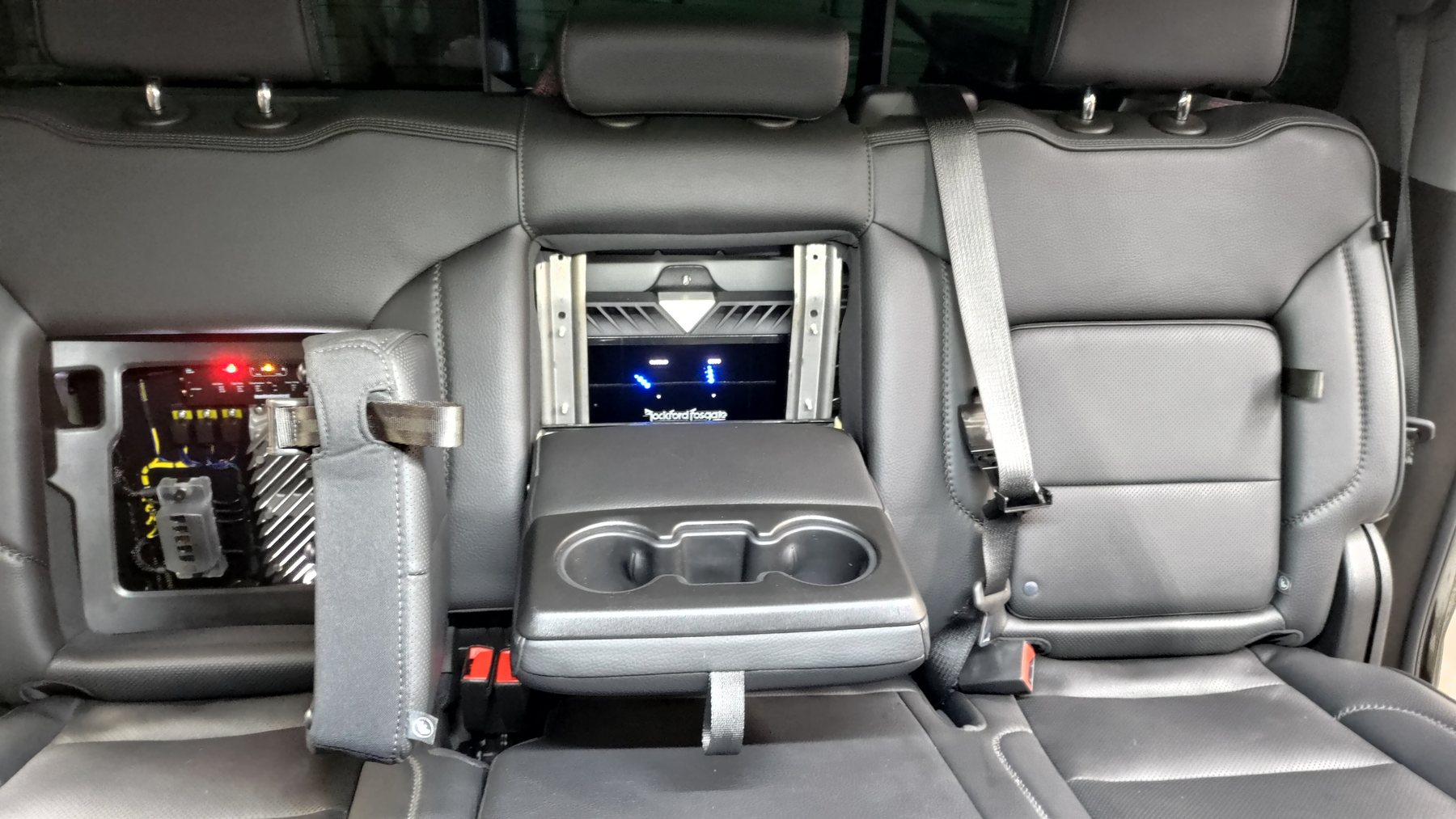 Amplifier and electrical distribution panels fitted behind the rear seat